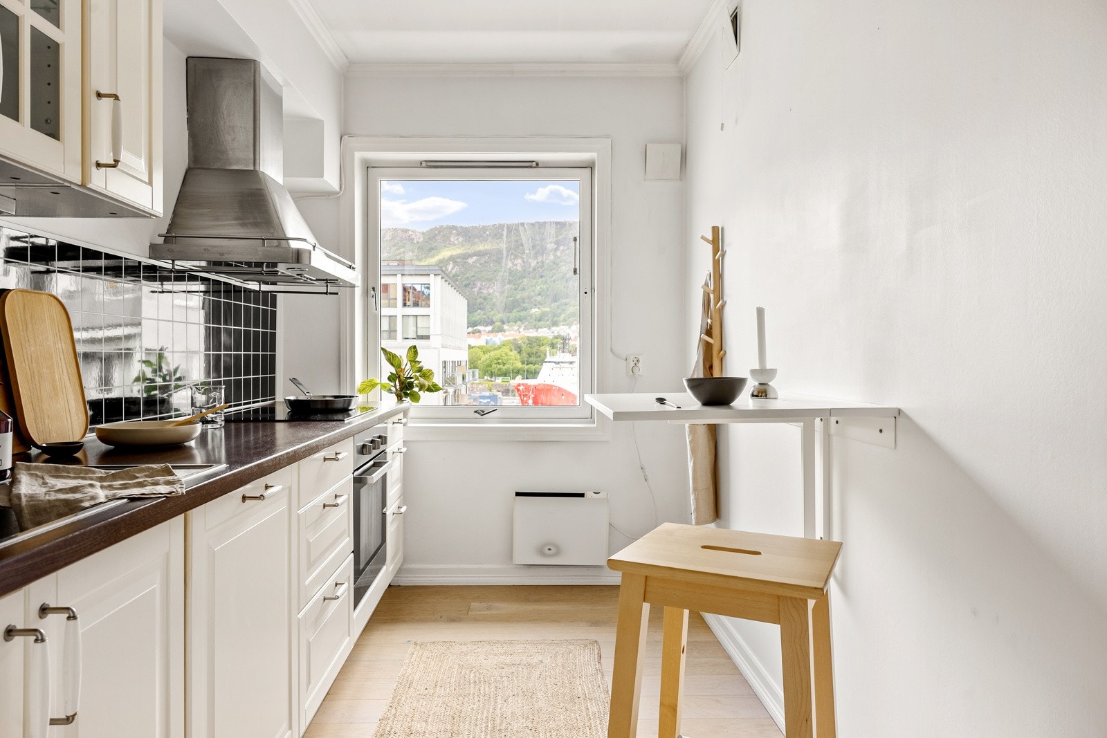 Innredningen er takhøy, utsikten god - her kan man stelle i stand de herligste måltid, samtidig som man nyter utsikten over innseilingen til Bryggen. Galleribilde