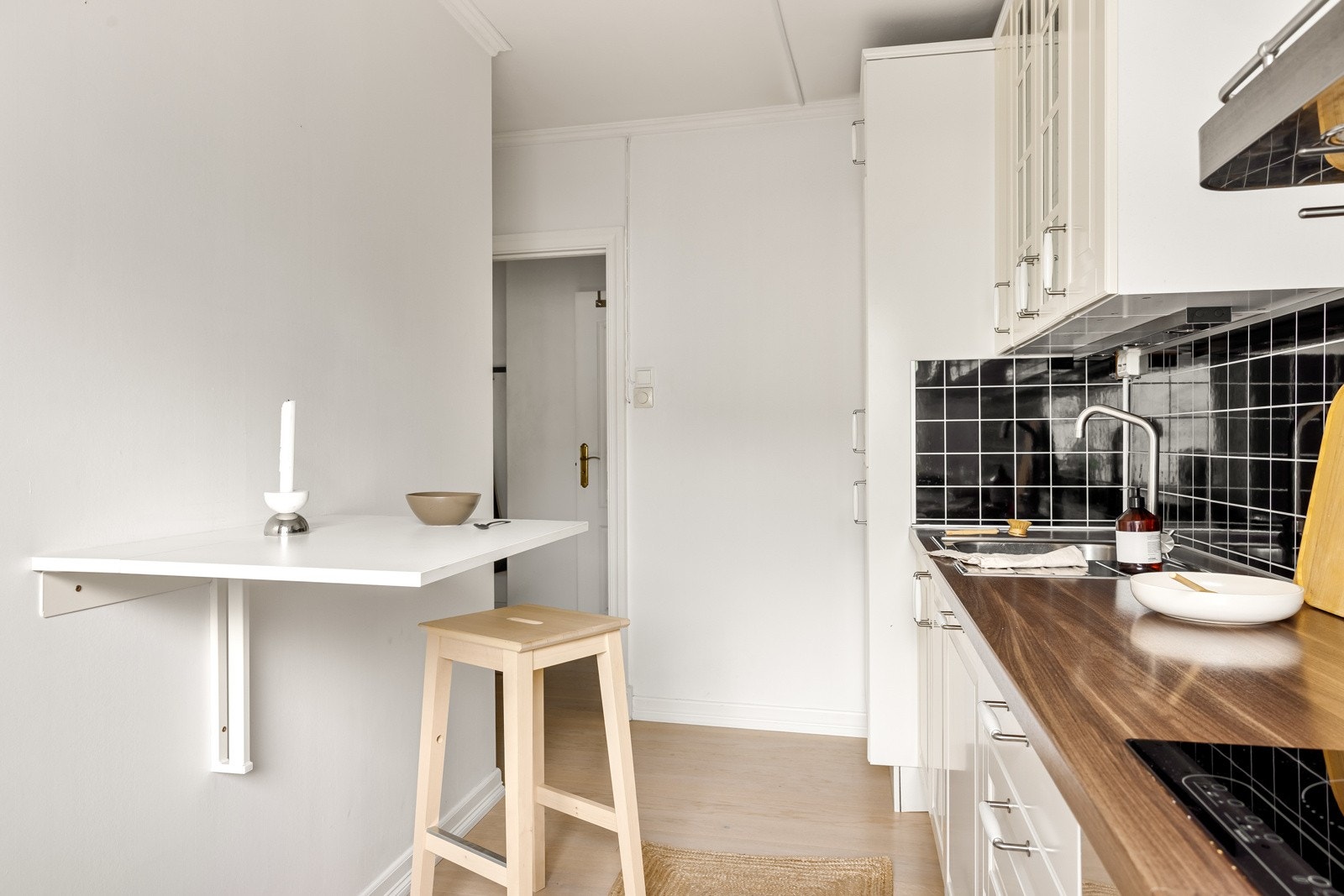 Det er rikelig med skap, skuffe-og benkeplass som gjør det enkelt å holde overflatene oversiktlig og rene Galleribilde