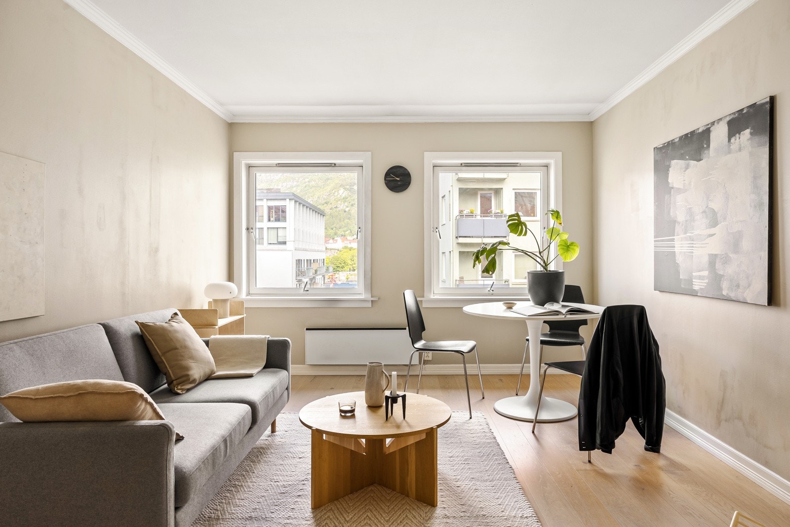 Stuen er av god størrelse og er praktisk utformet - dette gir deg store muligheter for møblering og løsninger, og vinduene åpner leiligheten med sitt sjenerøse lysinnslipp Galleribilde