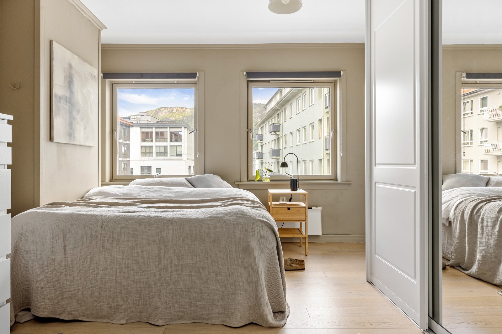 Her har man god plass til dobbeltseng, garderobeskap og annet ønskelig møblement. Galleribilde