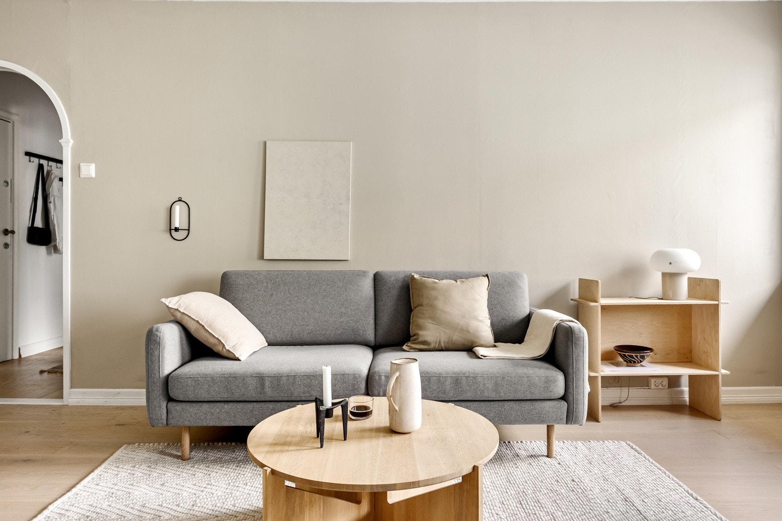Det er god plass til innredning og stuen fremstår som både lys, åpen og som en sosial sone av leiligheten. Galleribilde