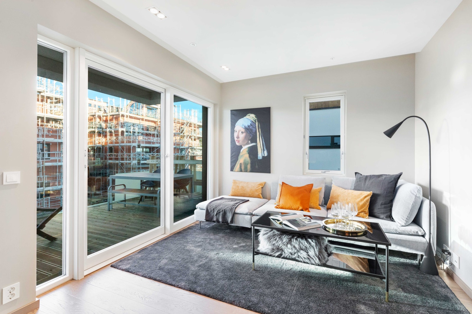 Det er utgang til en fantastisk balkong med kveldssol. Galleribilde