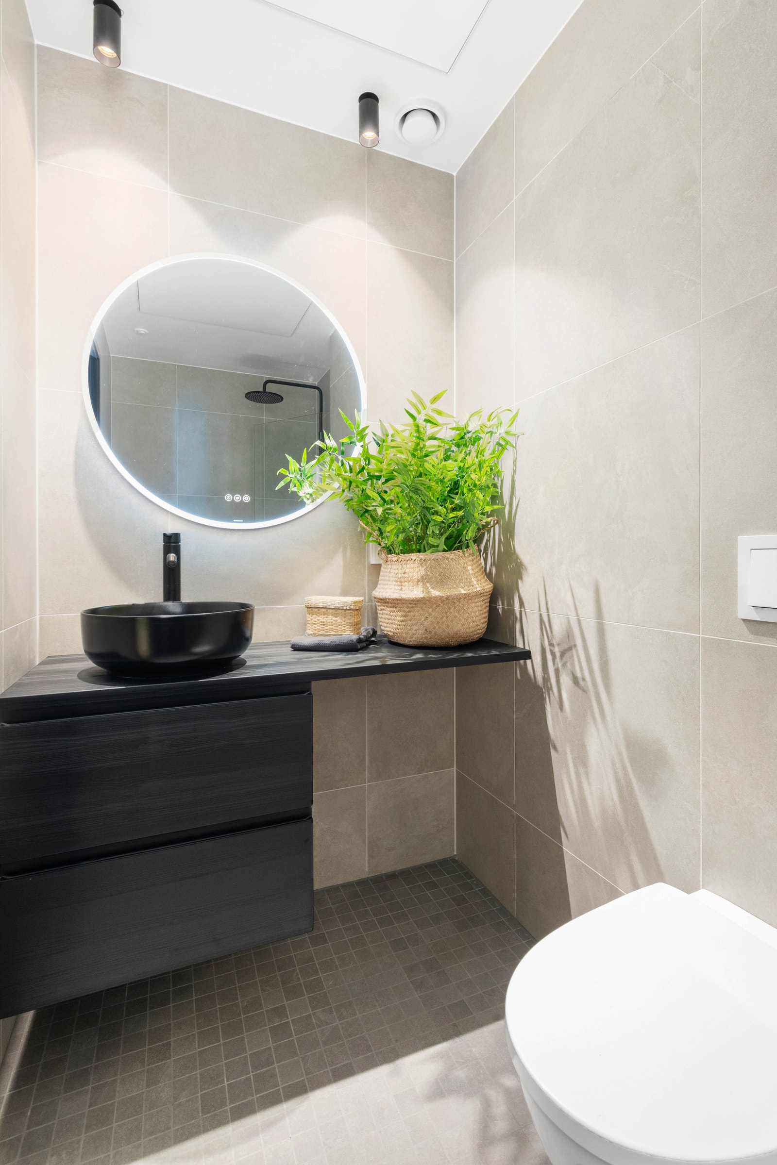 Tilhørende hovedsoverommet finner vi et lekkert bad Galleribilde