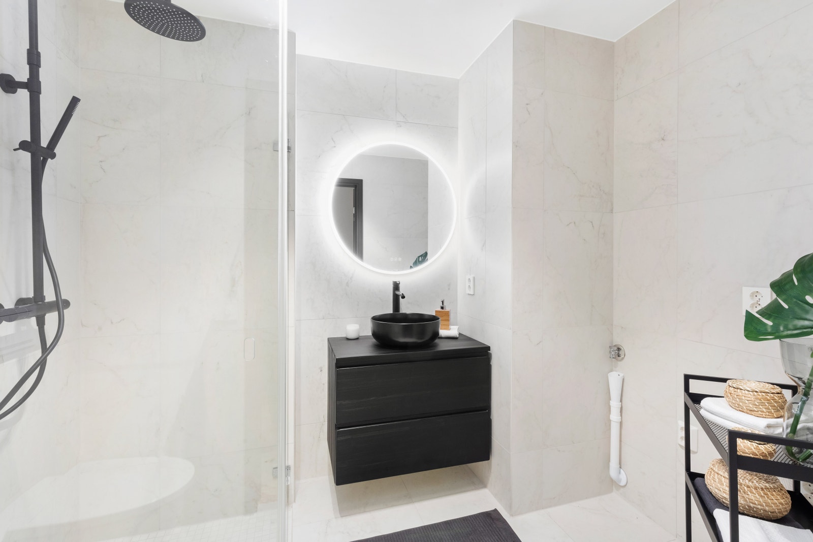 Lekkert bad med opplegg til vaskemaskin/tørketrommel Galleribilde