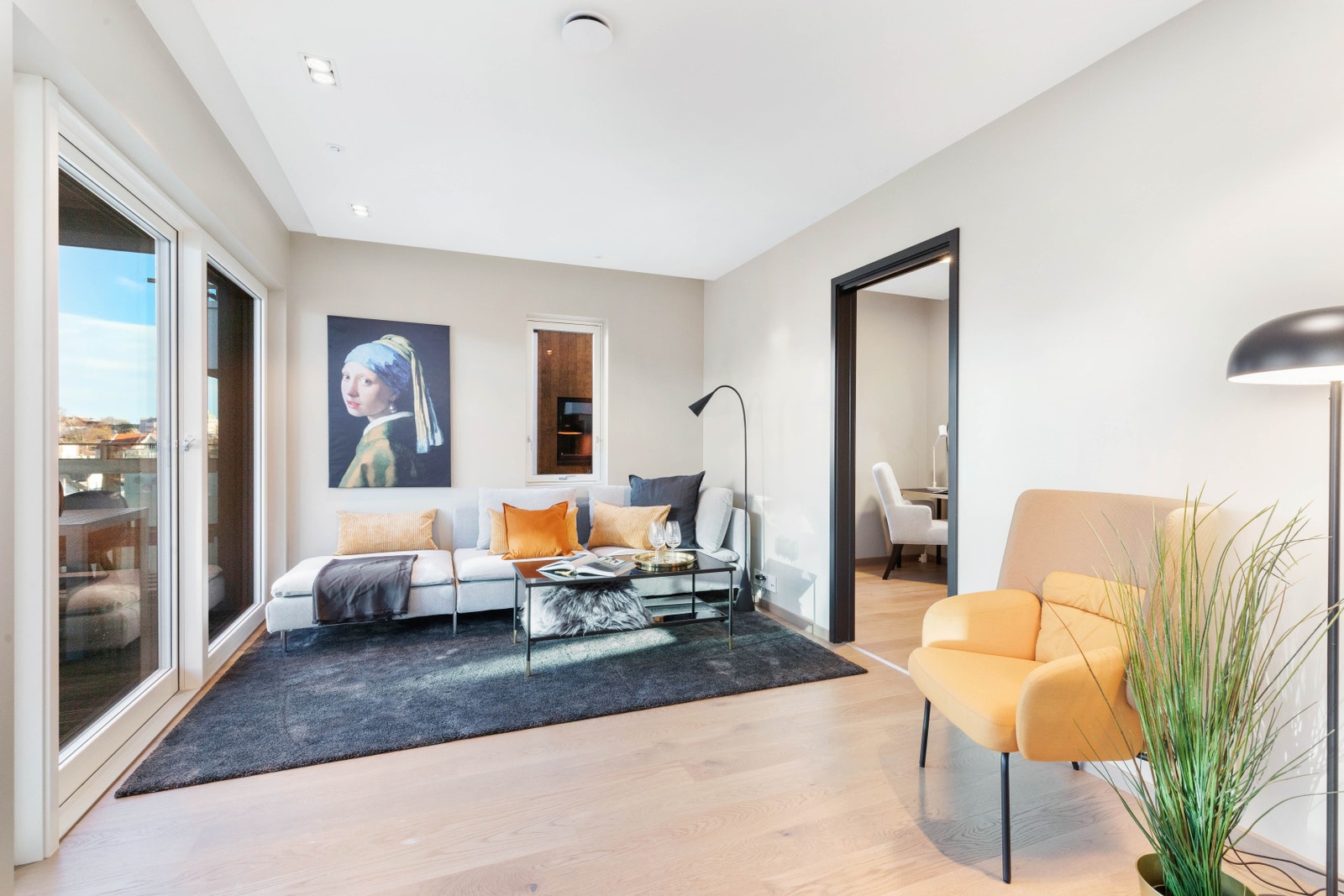 Tiltalende stue med store vindusflater Galleribilde