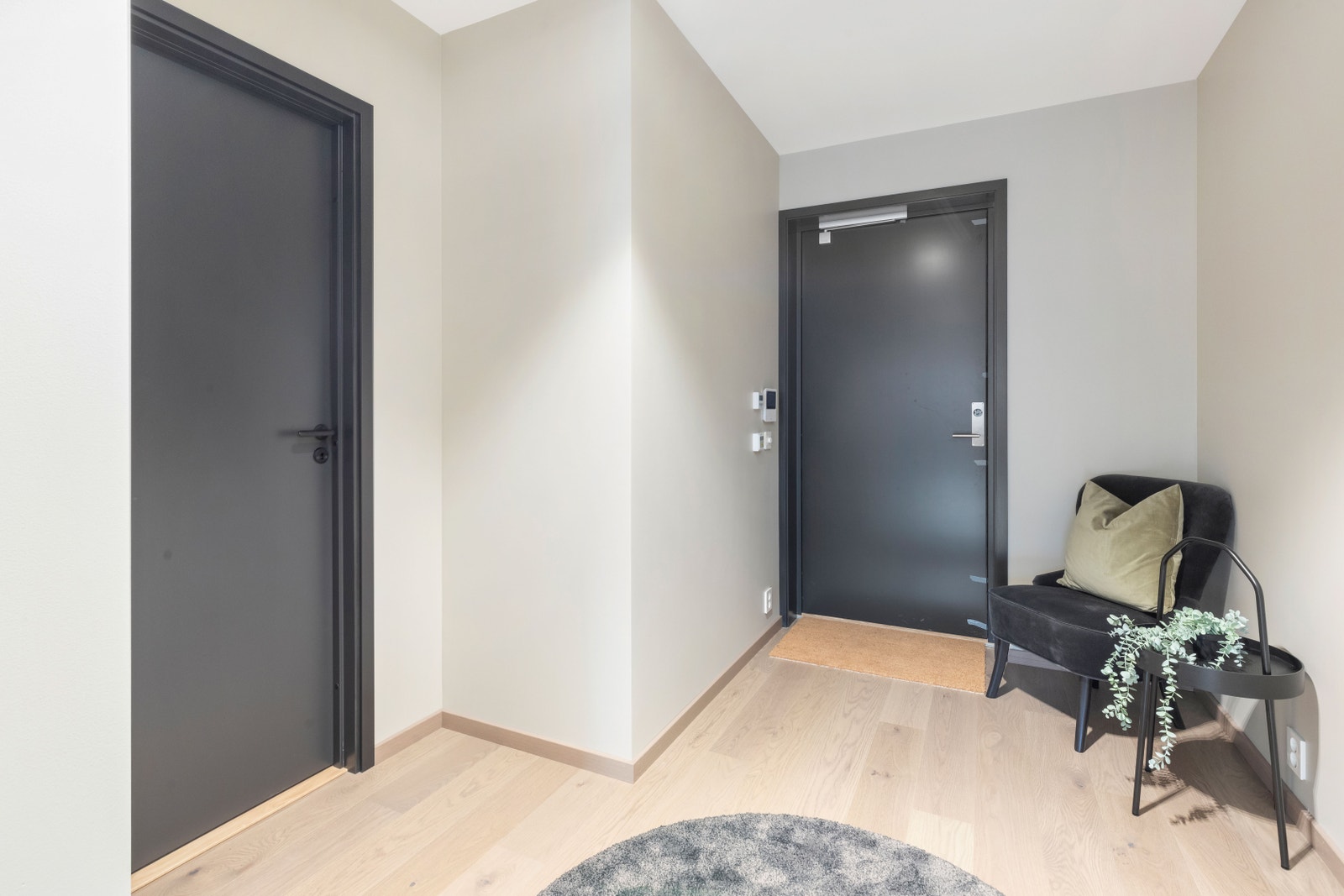 Trivelig gang med god plass til yttertøy og sko Galleribilde