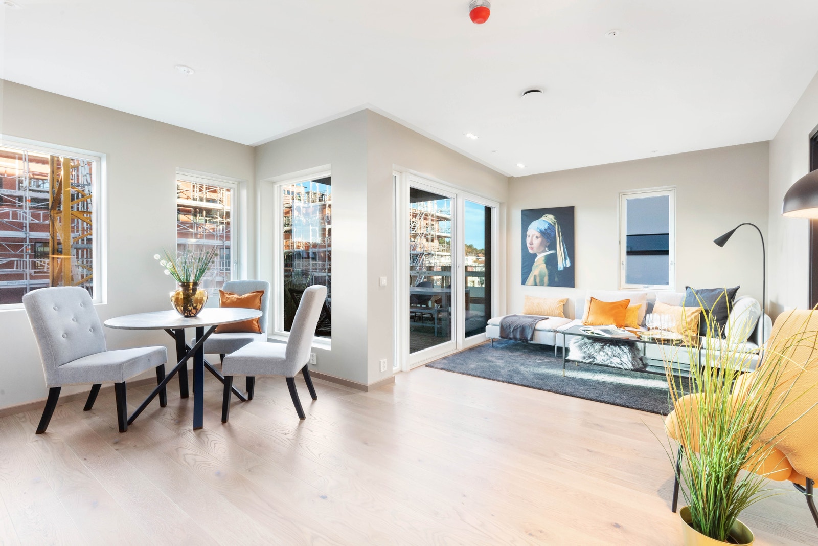 Flott stue med utgang til stor balkong Galleribilde