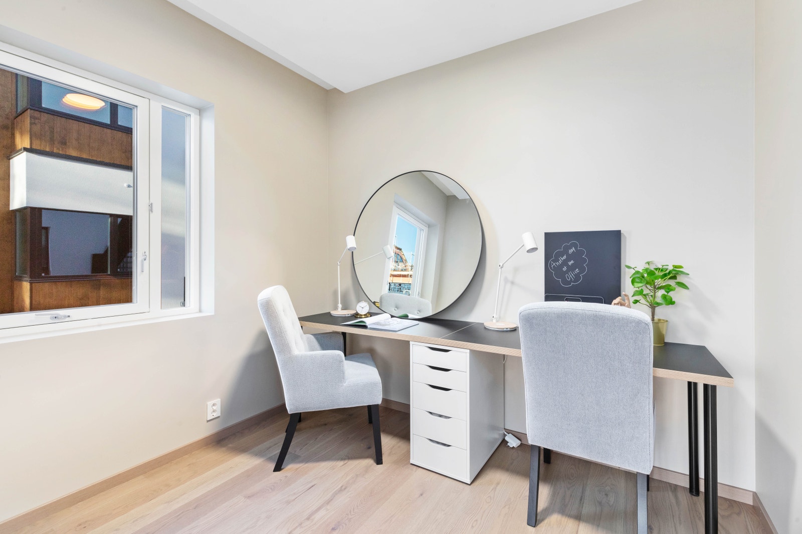 Fra stuen er det inngang til soverom 2 Galleribilde