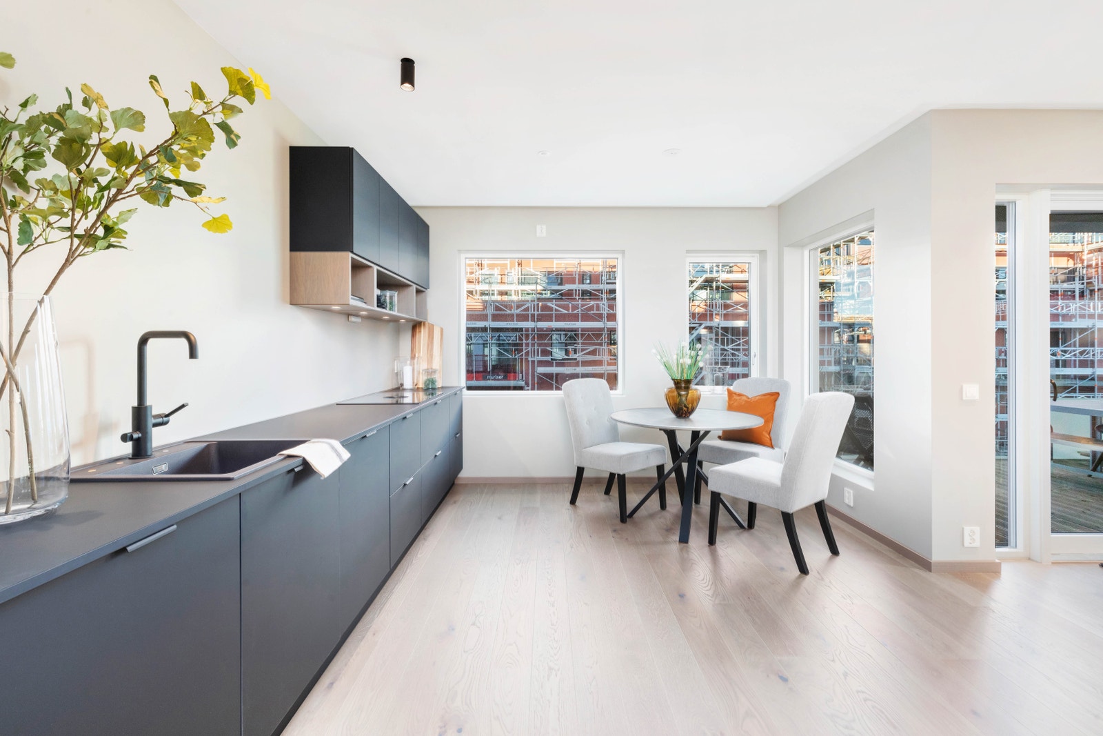 Godt med både skap- og benkeplass Galleribilde