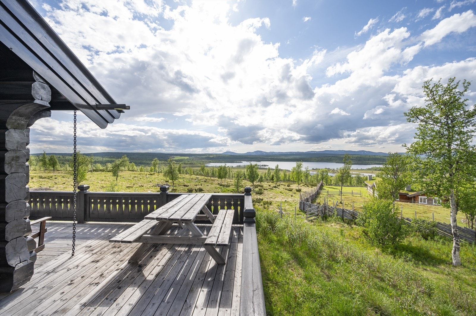 Verandaen har god plass for utemøbler og har fantastisk utsikt! Galleribilde