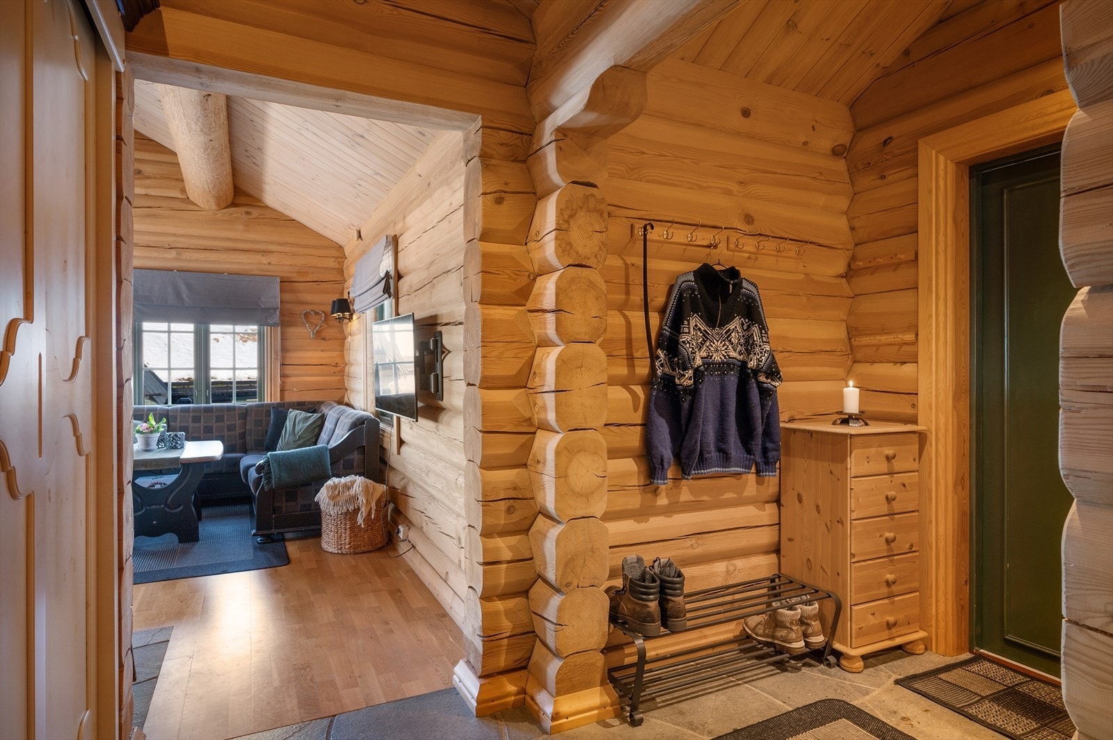 Entre har skifergulv med varmekabler, god plass for klær og sko samt skyvedørsgarderobe. Galleribilde