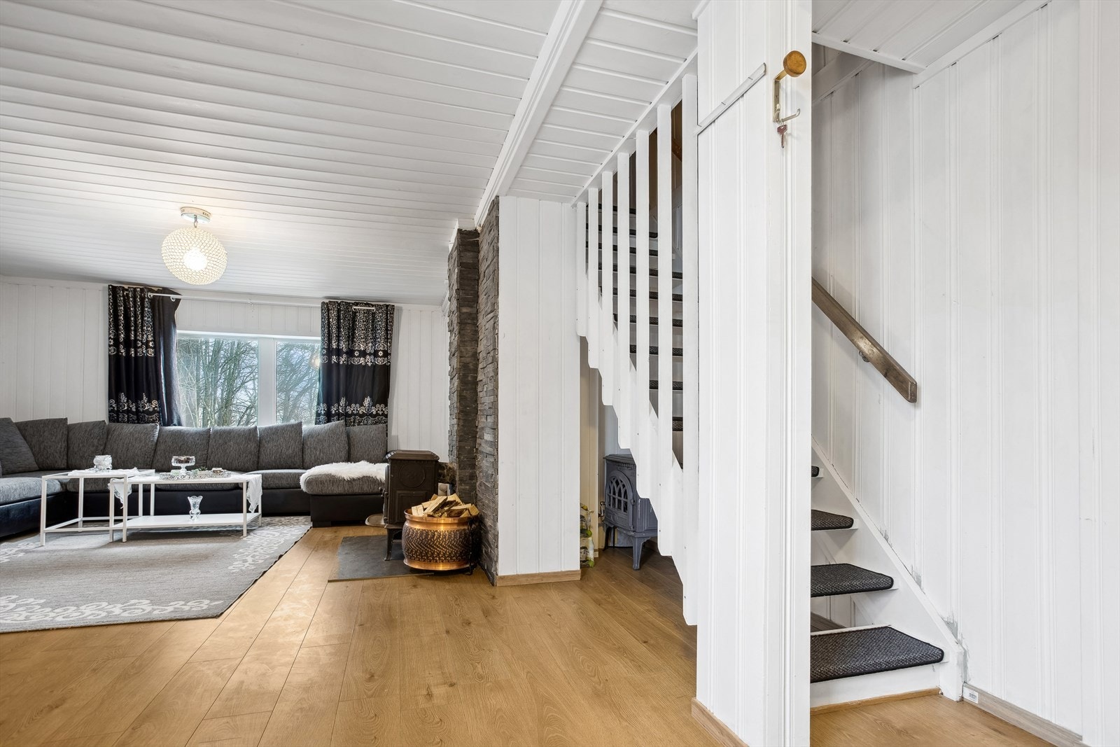 I 2019 ble det lagt nytt gulv i stuen Galleribilde