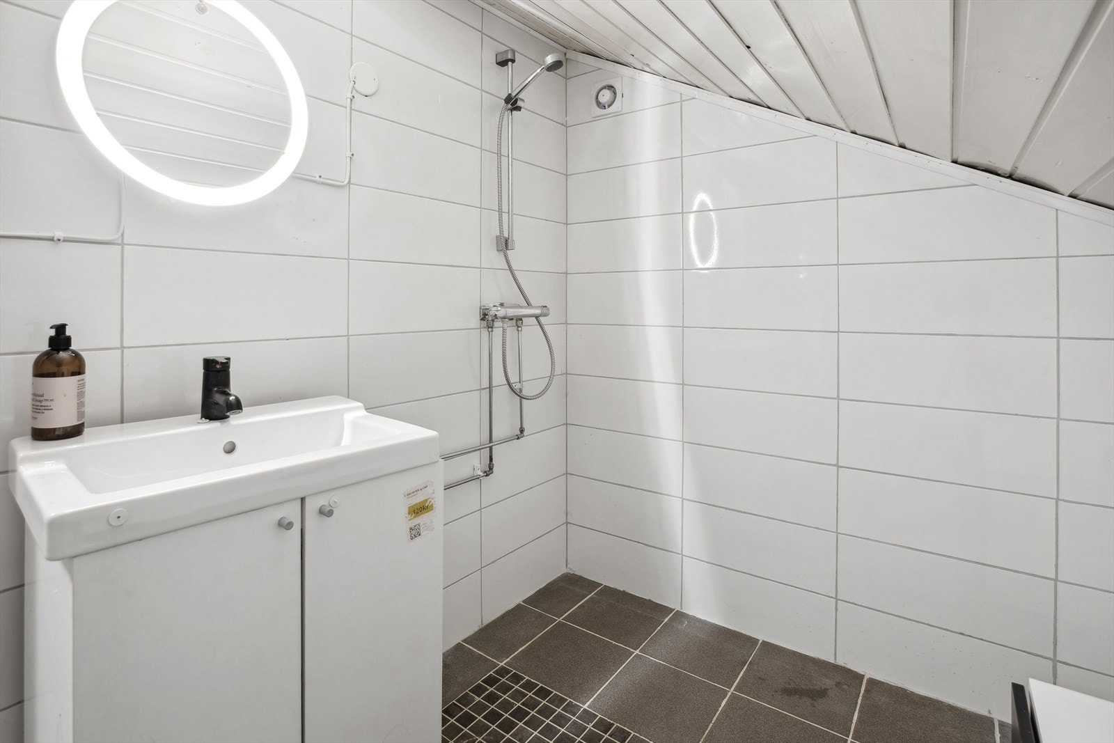 Badet i 2 etasje ble oppført i 2019. (Arbeidet er ikke byggemeldt) Galleribilde