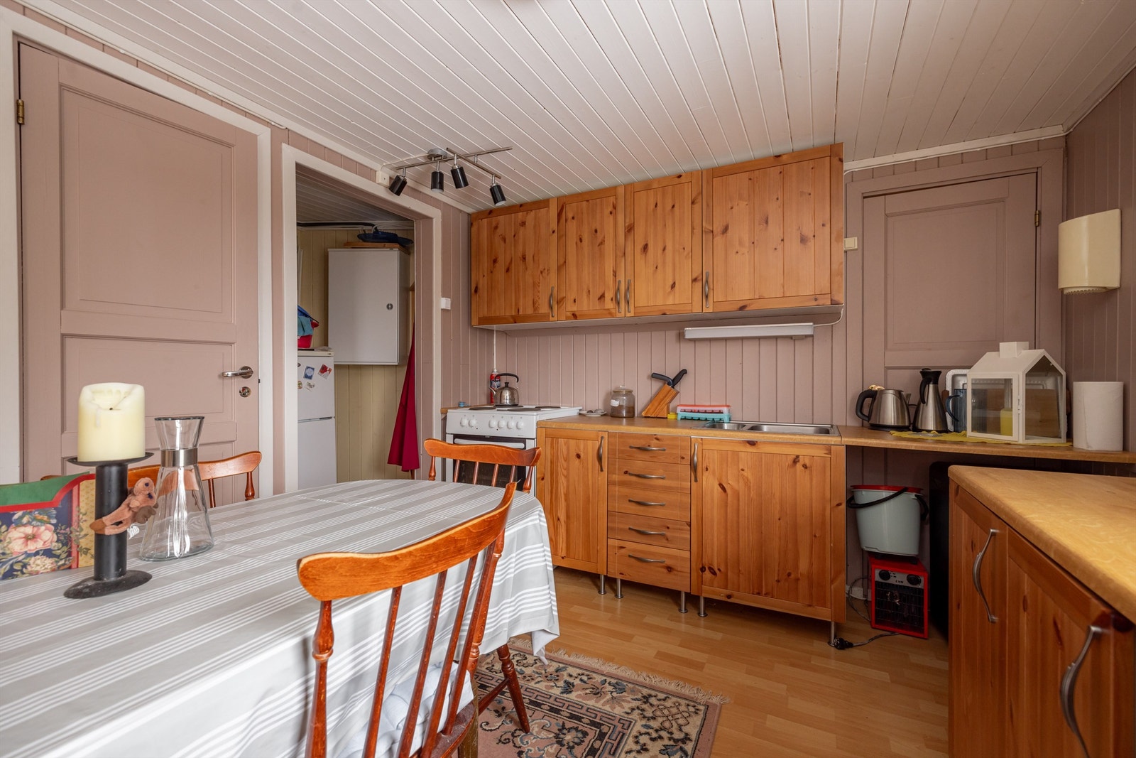 På kjøkkenet har du god plass til et stort spisebord. Galleribilde