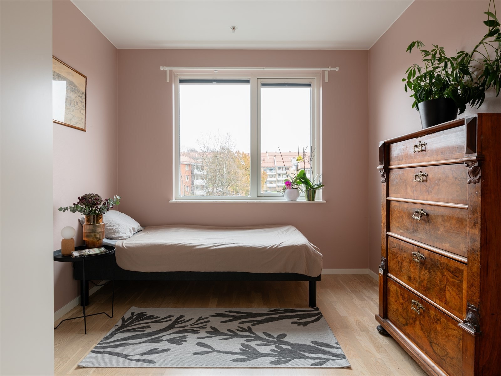 Soverom II ligger ved siden av hovedsoverommet, og passer utmerket som et barnerom, gjesterom eller et hjemmekontor. Galleribilde