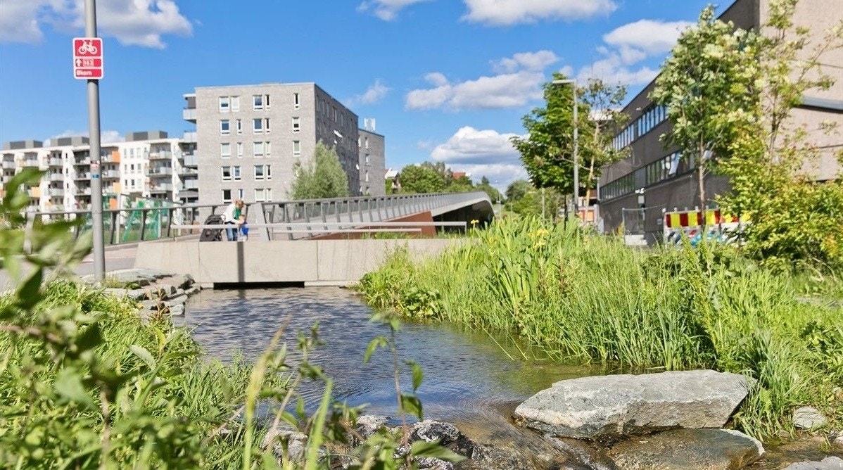 Flotte barnevennlige fellesarealer like utenfor, og idylliske Hovinbekken slynger seg gjennom nabolaget. Galleribilde
