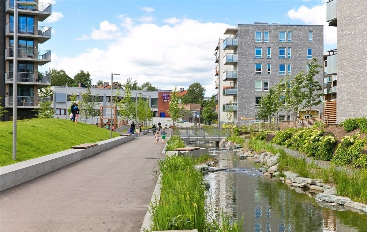 Kort vei til Hasle Torg og Ensjø med treningssentre, butikker, vinmonopol, matforretninger, kaféer og annet nyttig. Rema 1000 og Kiwi butikker i umiddelbar nærhet. Galleribilde