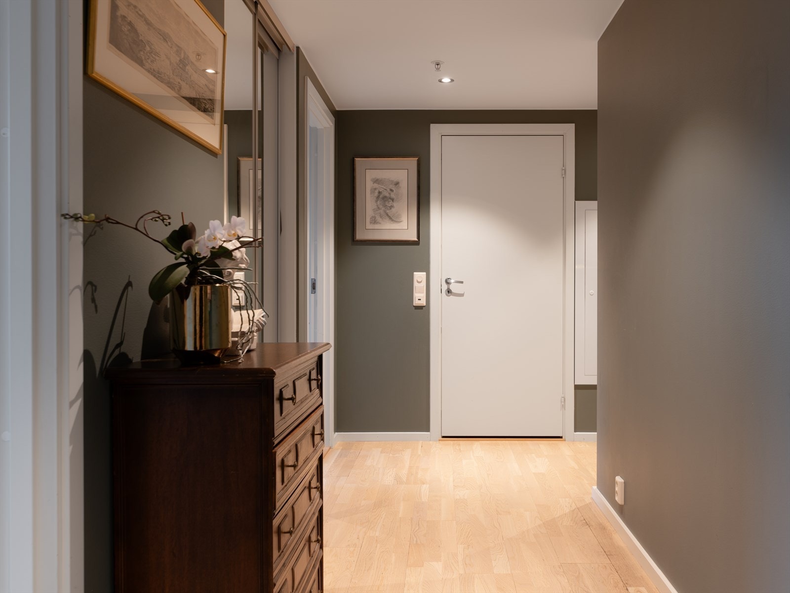 På venstre hånd er det en stor og innholdsrik speil-skyvedørsgarderobe. Galleribilde
