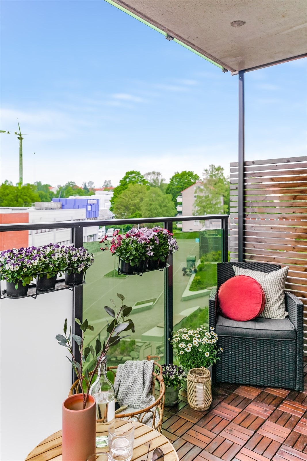 Her kan du lage din egen balkongidyll med frodige planter og stemningsfull belysning. Galleribilde