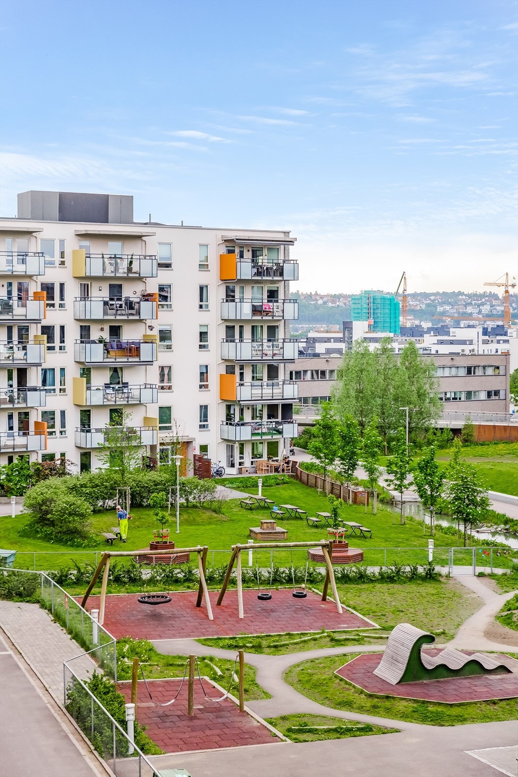 Du har sol fra kl. 11 til ca 20-21 på sommerstid. Du nyter også en fin utsikt over nabolaget. Galleribilde