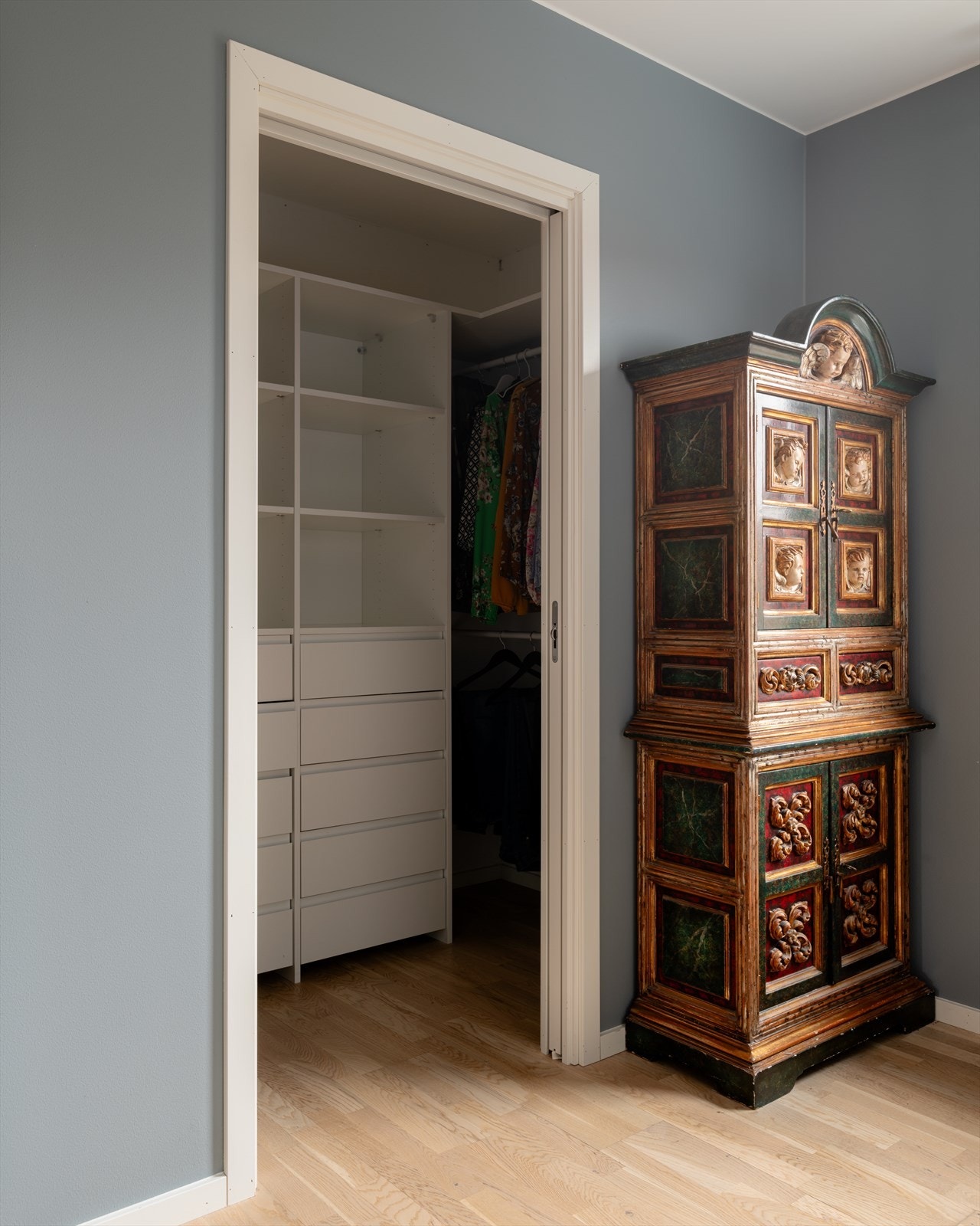 Her er det rikelig med plass til klær og sko for både han og henne. Galleribilde