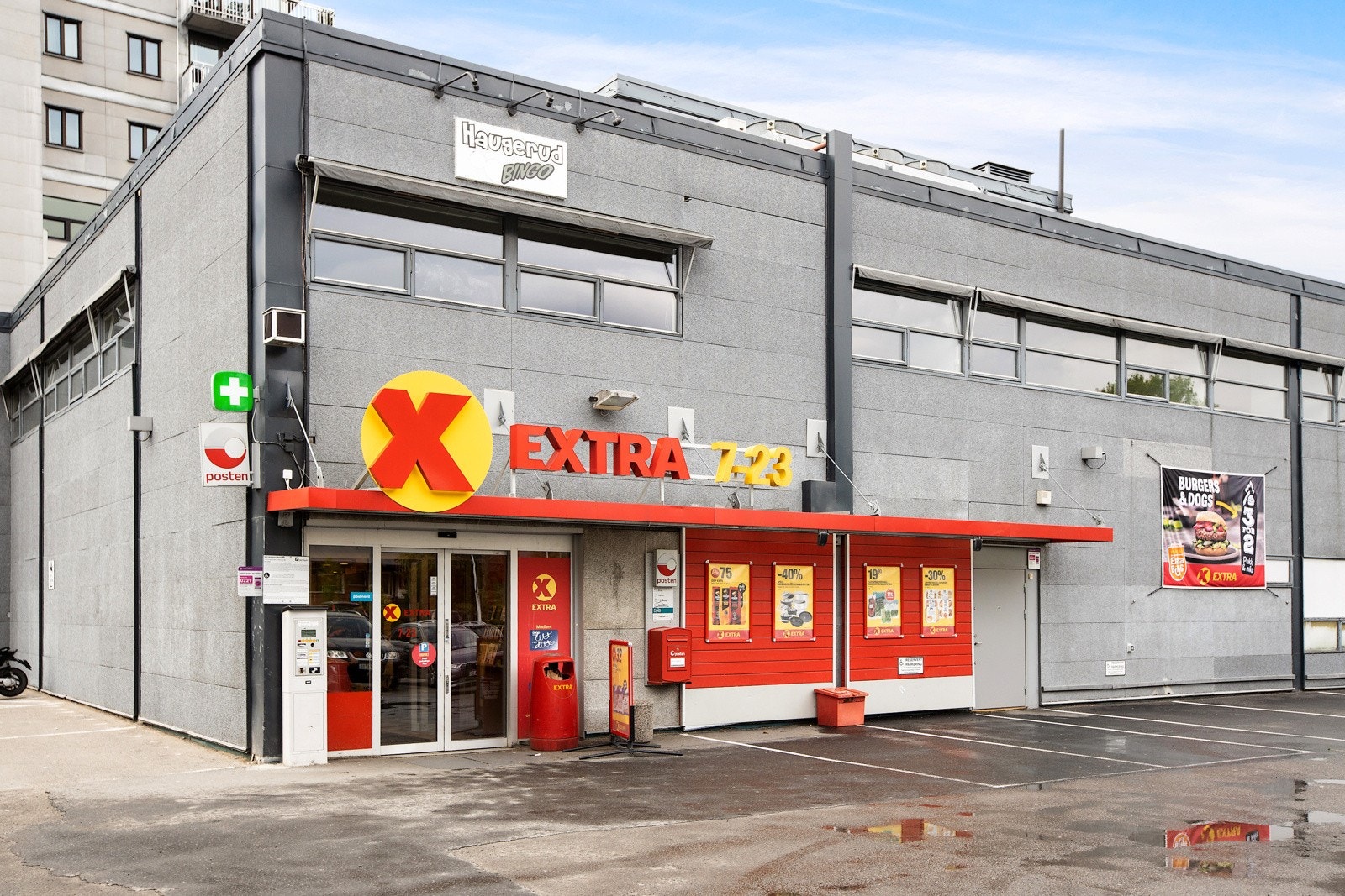 Det er kort vei til Extra Haugerud Senter og flere andre butikker i området. Kort vei også til Alna shopping område med flere sentre. Galleribilde