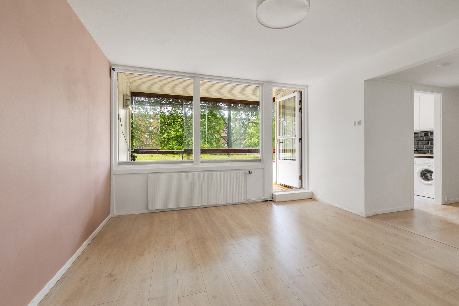 Stuen er romslig, har flere møbleringsmuligheter og er malt i en moderne fargepalett. Galleribilde