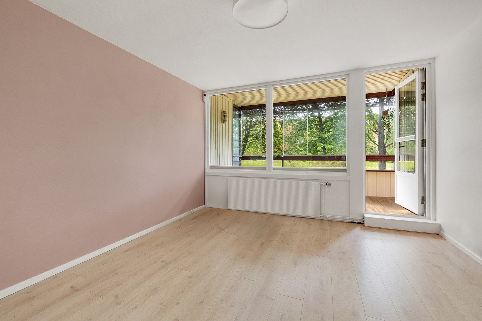 1-stavs laminatgulv og utgang til balkongen. Galleribilde