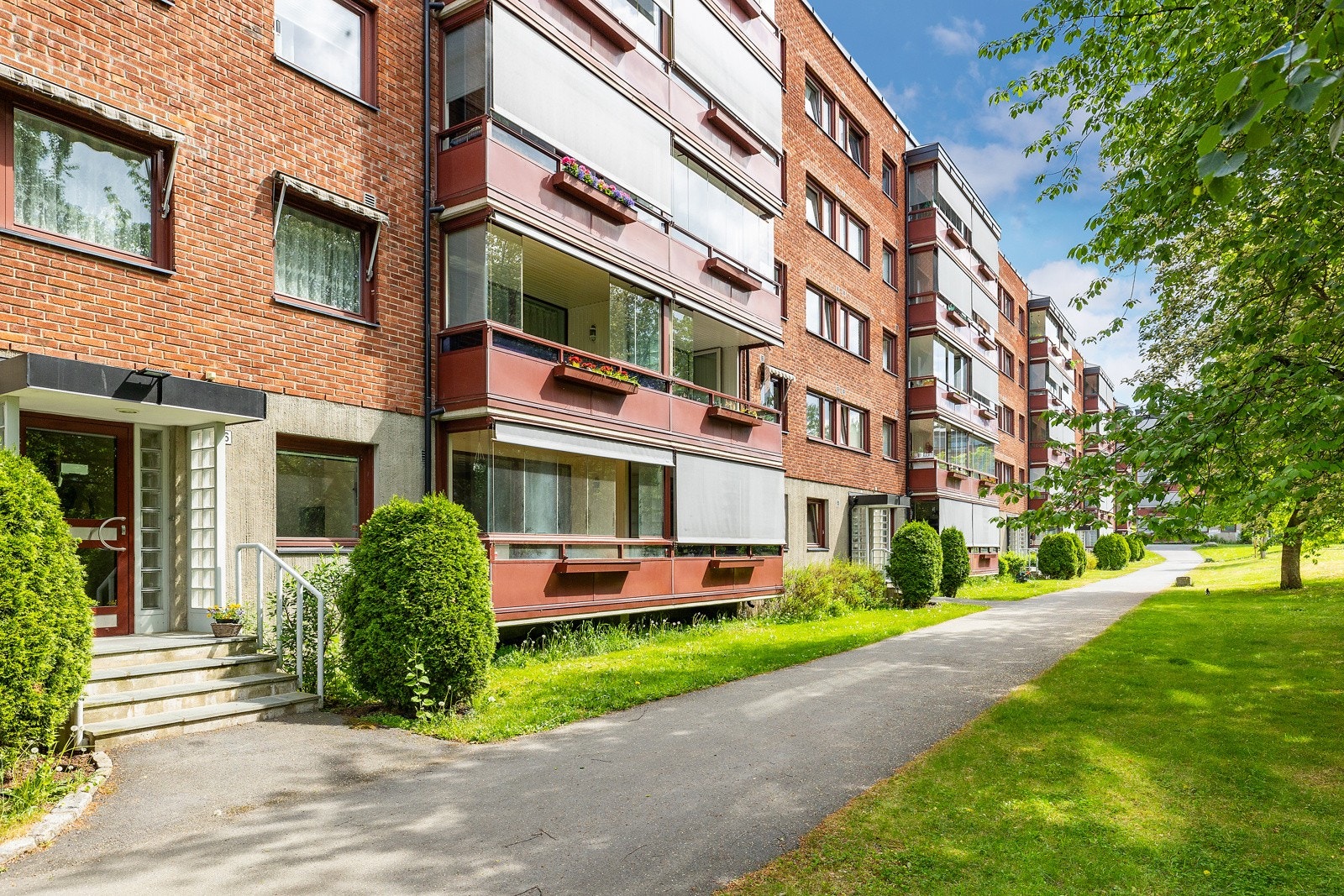 Leiligheten ligger i etasje -1 med inngang fra begge sider av blokken. Galleribilde