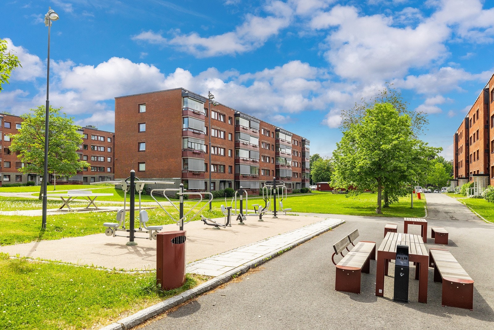 Området har flere sittergrupper. Galleribilde