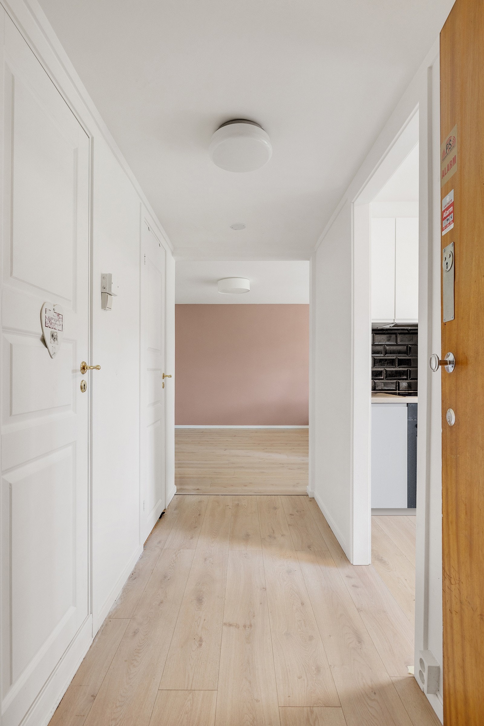 Velkommen inn i en innbydende entré med plass til å henge fra seg yttertøy og sko. Gangen er nymalt i mai 2024. Galleribilde