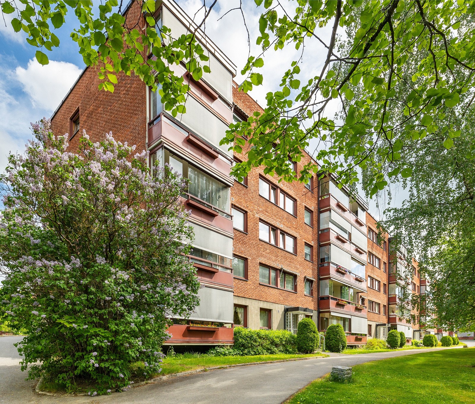 Fine grøntområder med gangveier. Galleribilde