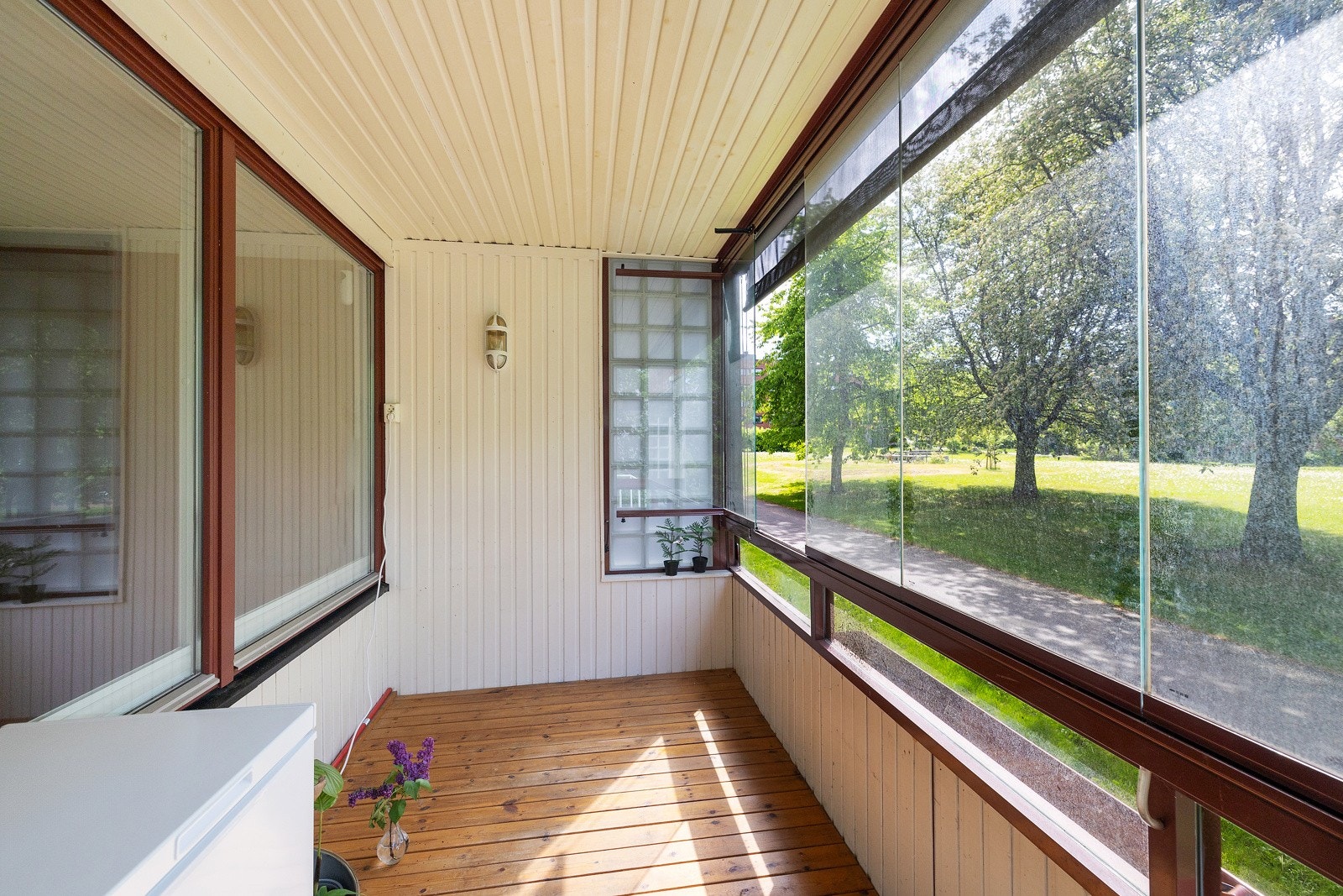 Balkongen er 8 kvm, sydvestvendt og har god plass til utemøbler. Galleribilde