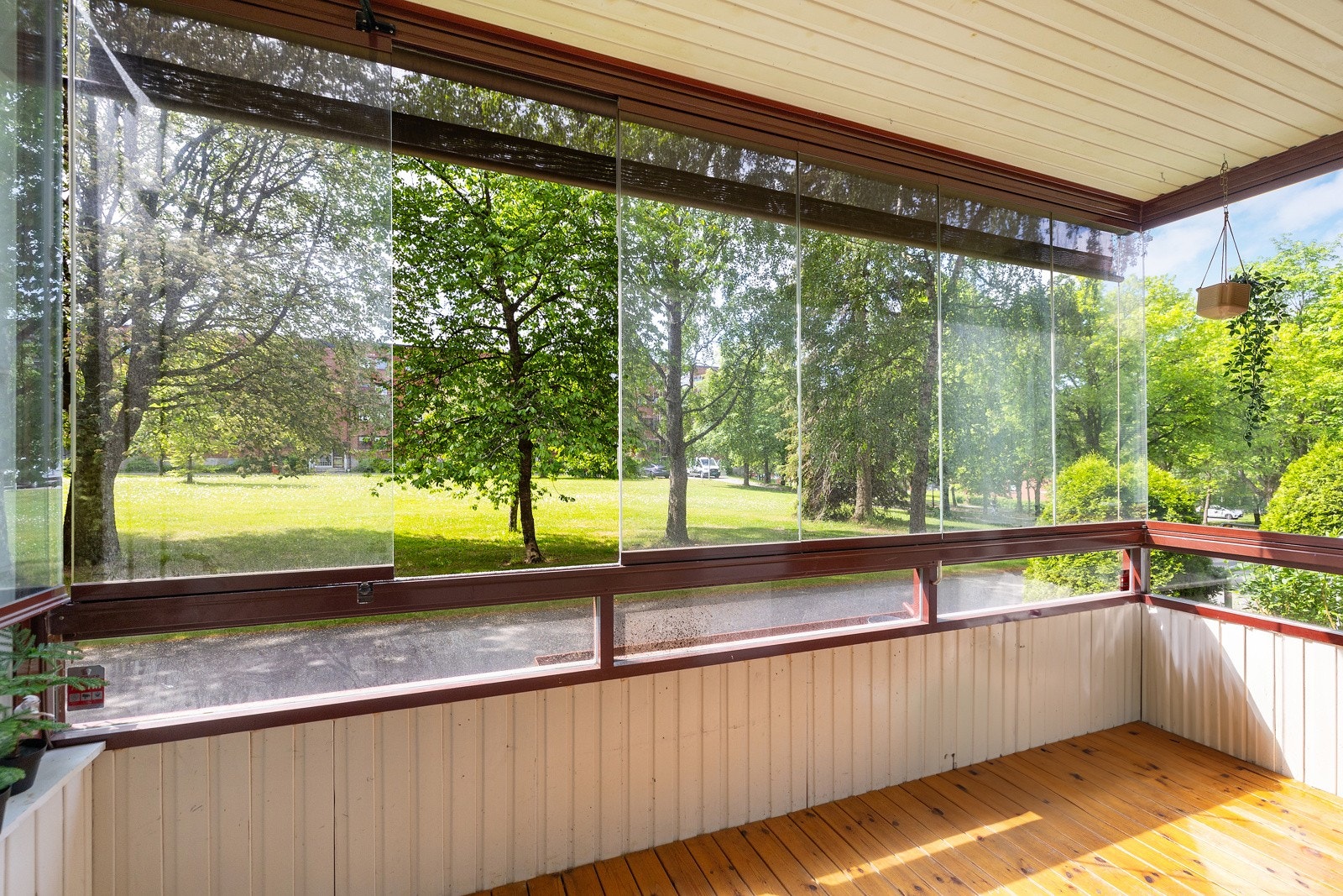 En arealeffektiv og fin 1-roms leilighet med stor, innglasset balkong og egen biloppstillingsplass. Galleribilde