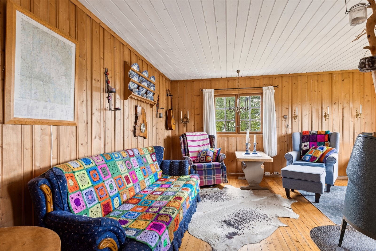 Hytta har utstrakt bruk av panel og tregulv. Galleribilde