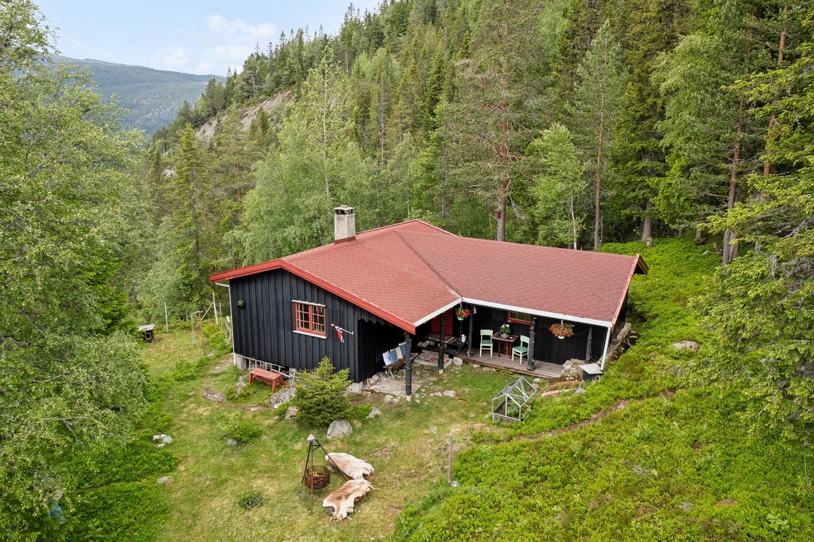 For å komme til hytta må dere gå et lite stykke fra veien på en gangsti. Fredfullt og stille, langt fra byens kjas og mas. Galleribilde