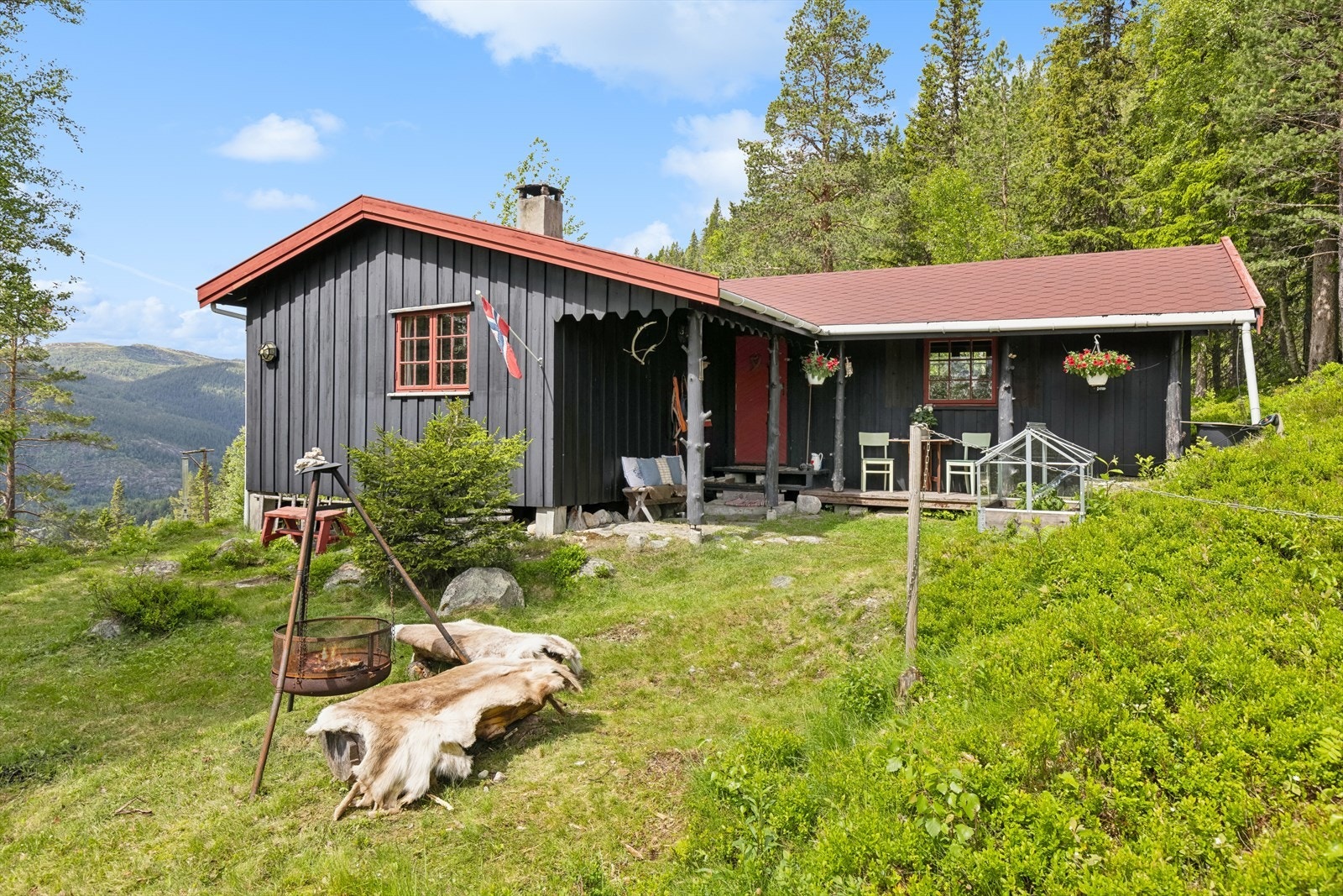Hytta ble oppført i 1970 og påbygget i 1981 og fremstår som en utrolig sjarmerende, tradisjonell fritidsbolig med stor hyggefaktor. Galleribilde