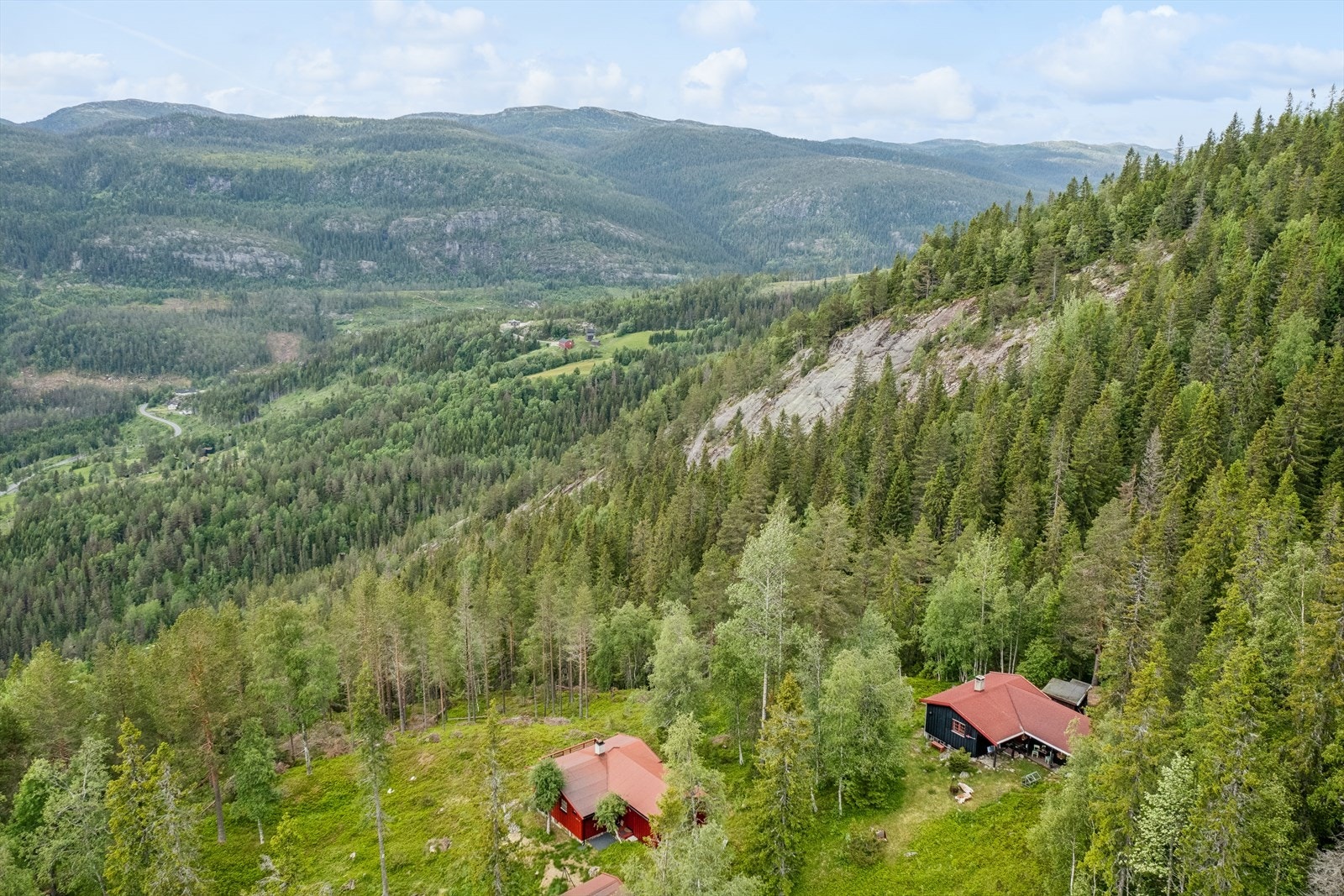 Mellom Sigdal og Numedal ligger Trillemarka-Rollagsfjell naturreservat som innbyr til naturvennlig friluftsliv hele året. Opplevelsene er knyttet til gammel skog, kulturminner og historisk bruk i et område som er lite påvirket av mennesker i nyere tid. Galleribilde