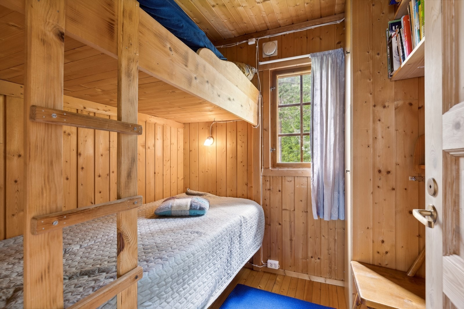 Det er plassbygde køyesenger i to av rommene. Galleribilde