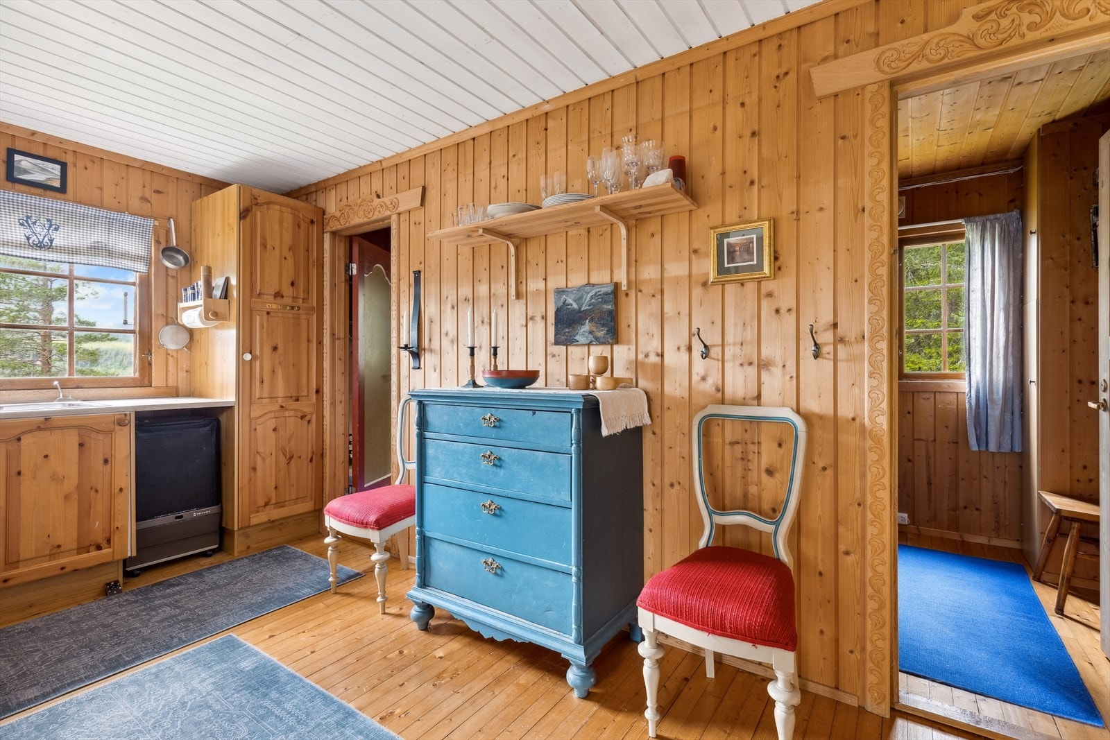 Hytta har to koselige soverom, samt ett rom som er innredet som soverom (antatt tilleggsdel - se ferdigattest for mer info). Galleribilde