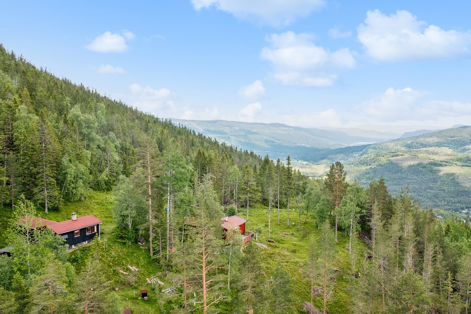 For alpinentusiastene er det ca hhv 28 og 48 minutter med bil til Haglebu og Norefjell skisenter. Galleribilde