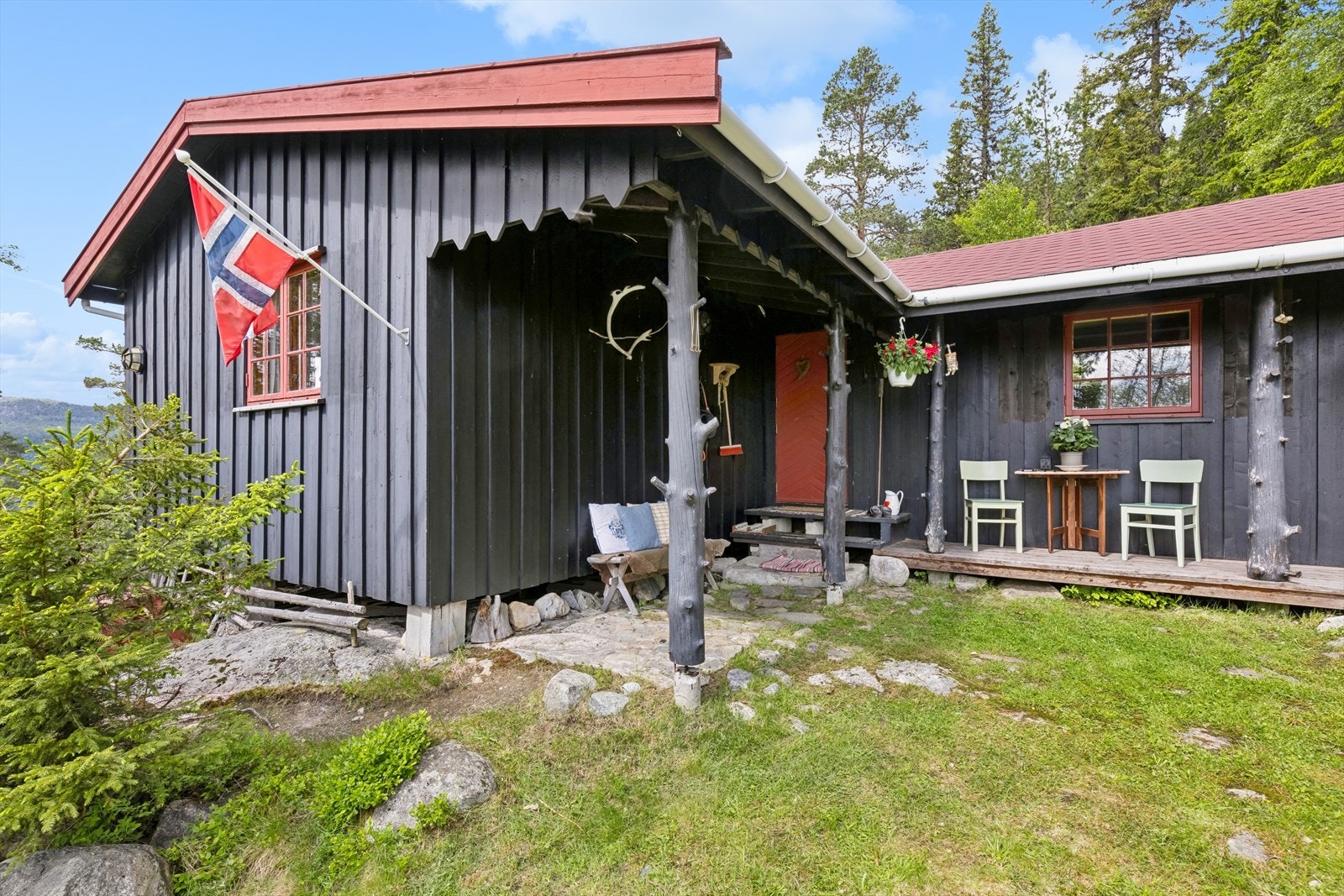Det er oppført en platting med plass til sittebenk og bord. Galleribilde