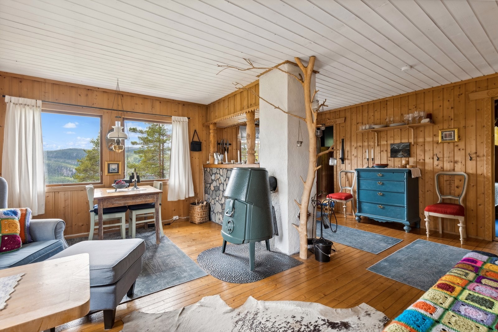 I stuen er det vedovn for hygge og varme. Gode vindusflater gir godt med naturlig lys og lar den flotte utsikten komme til sin rett. Galleribilde