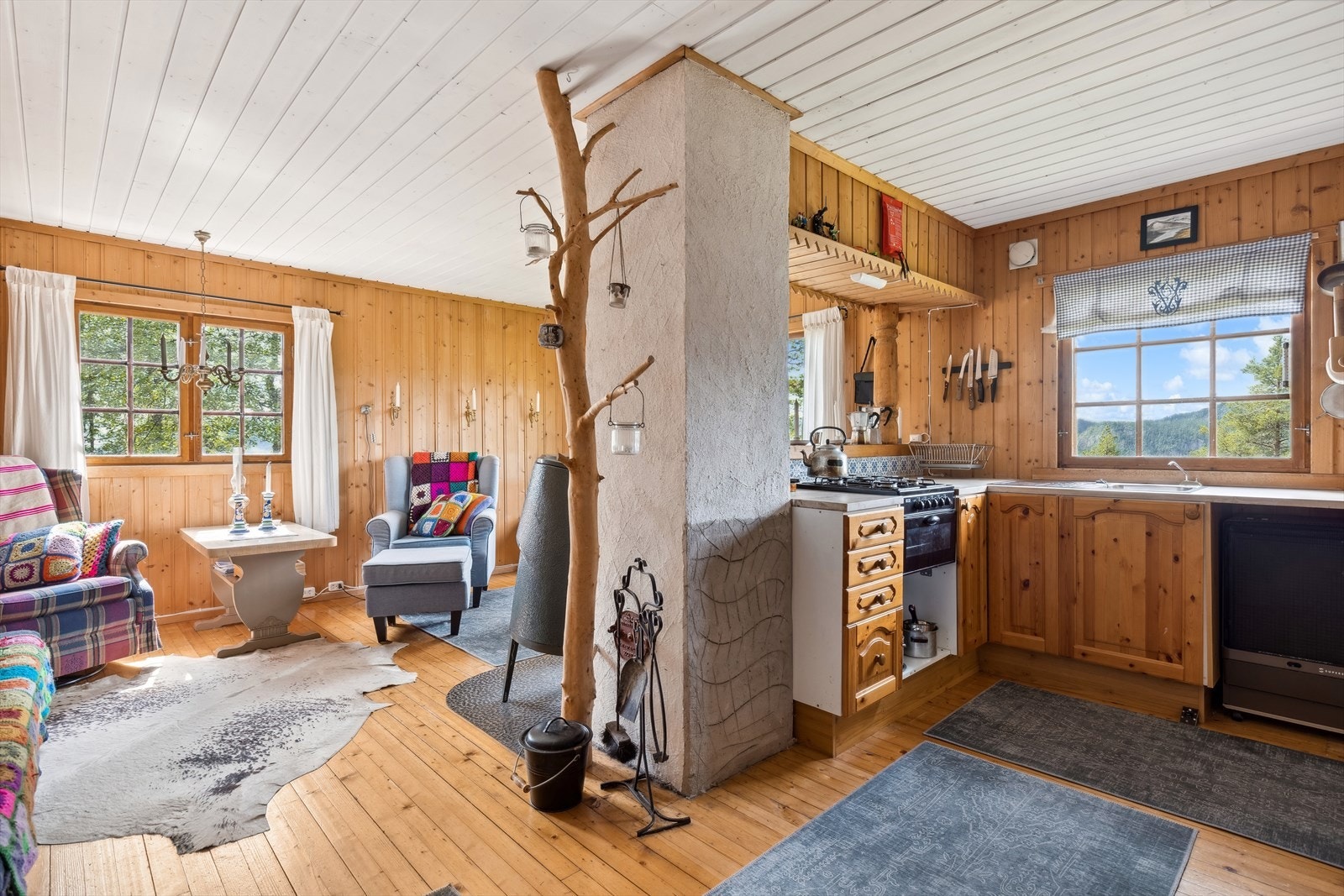 Kjøkkeninnredning med profilerte fronter i furu. Galleribilde