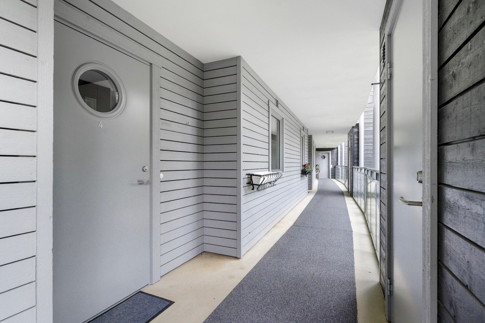 Her har du den utvendig boden, rett ved inngangsdøren. Galleribilde