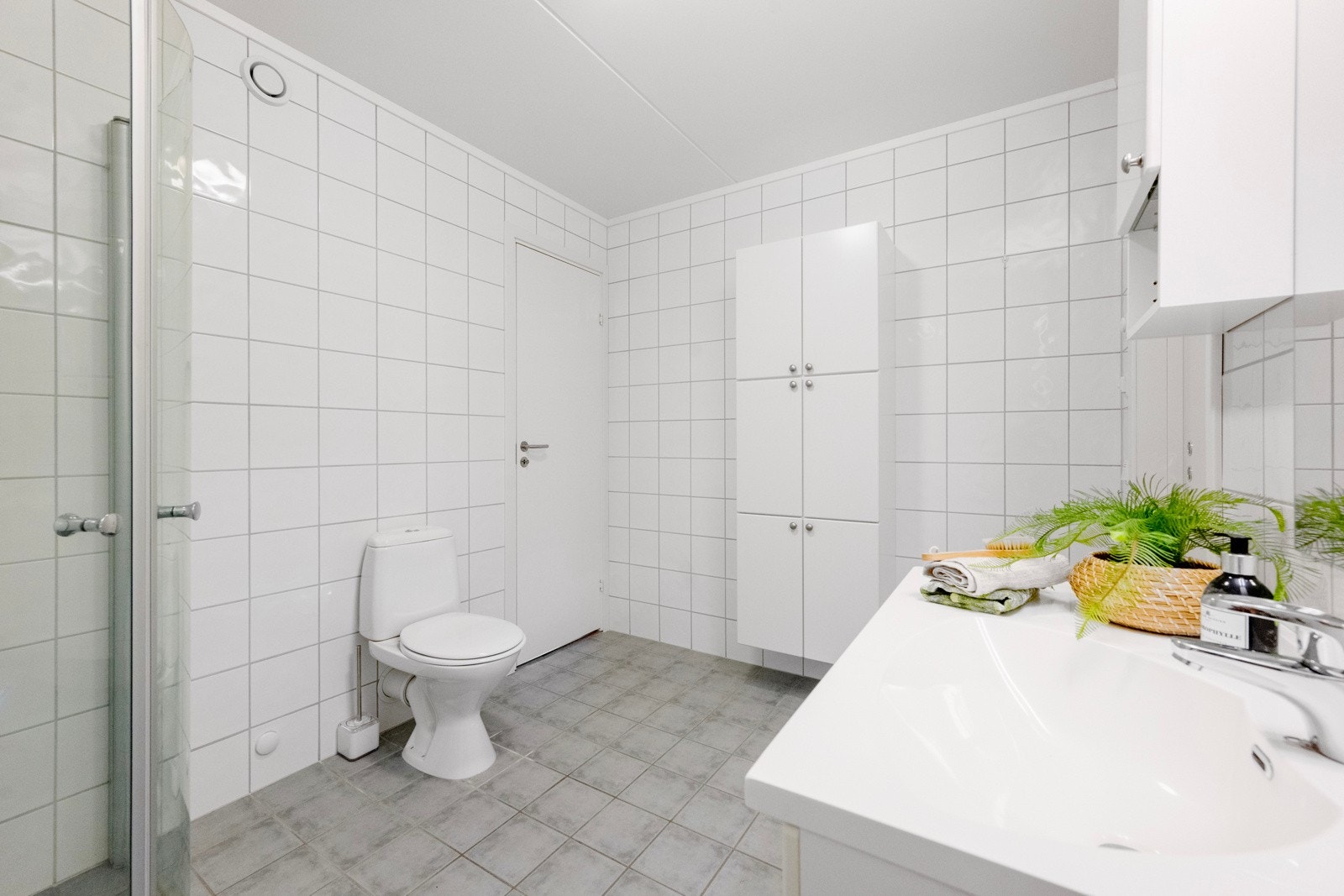 Nylig utbedret en vegg med ny membran og fliser. Galleribilde