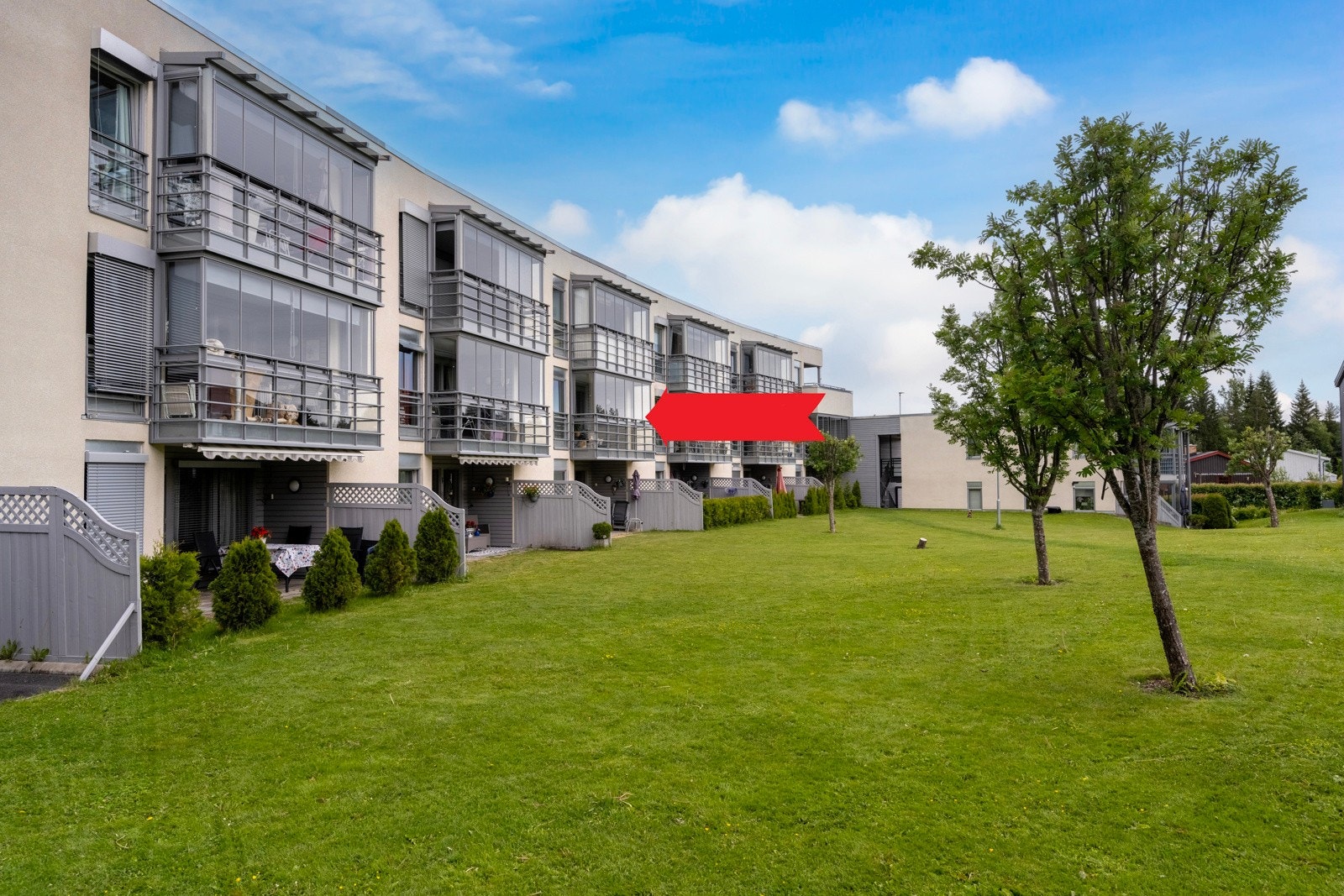 Her ser du leiligheten i 2.etasje som er market med pilen. Galleribilde