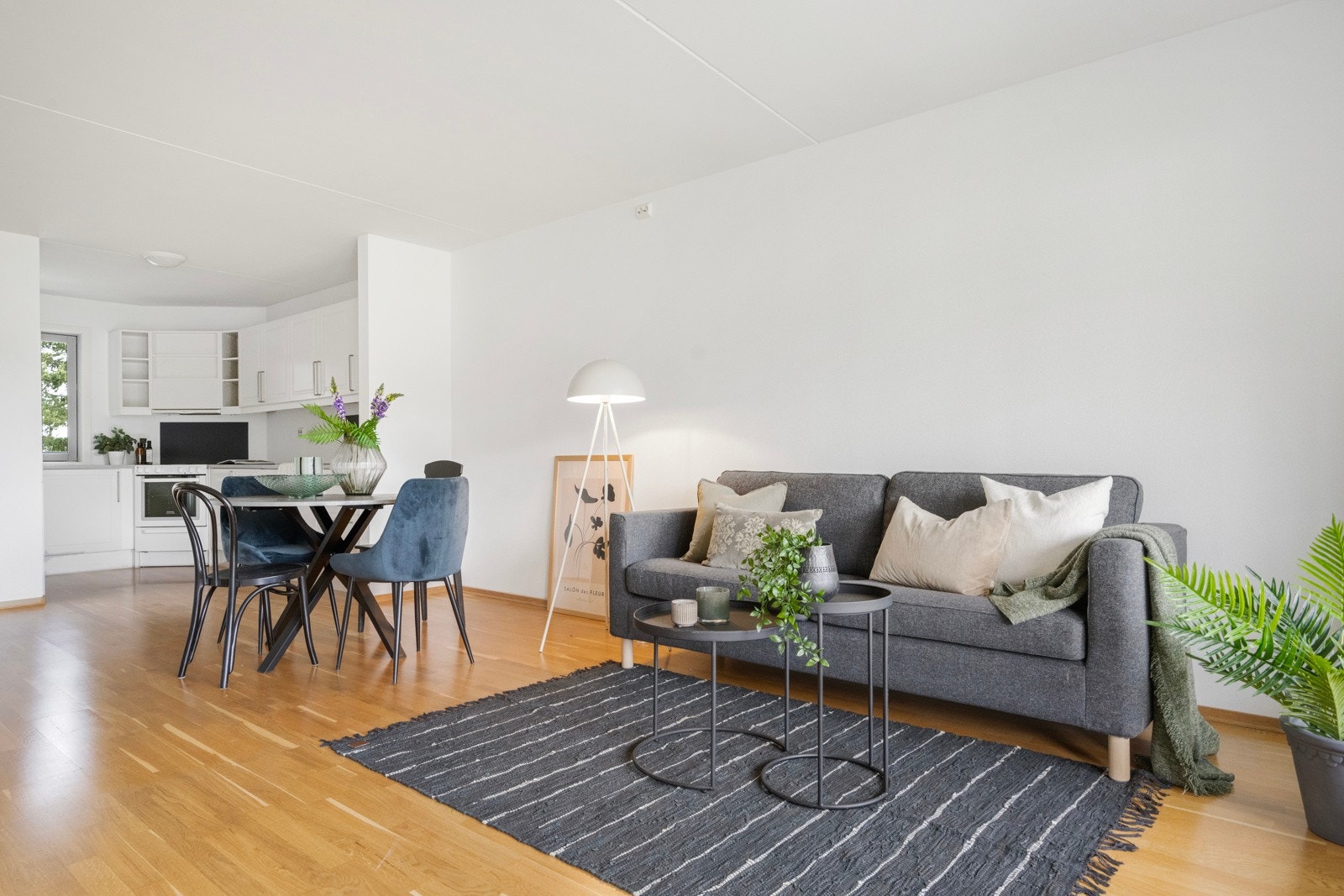 Stue og åpen kjøkkenløsning. Galleribilde