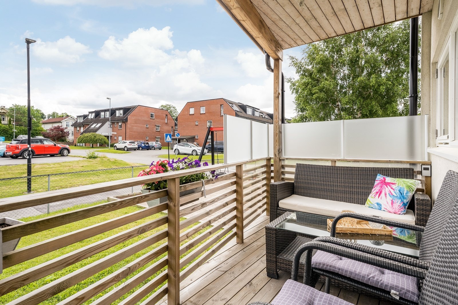 Boligen har en deilig og overbygget veranda på 6 kvm med fint utsyn ut over nærområdet. Fra verandaen er det inngang til stue. Velkommen inn! Galleribilde