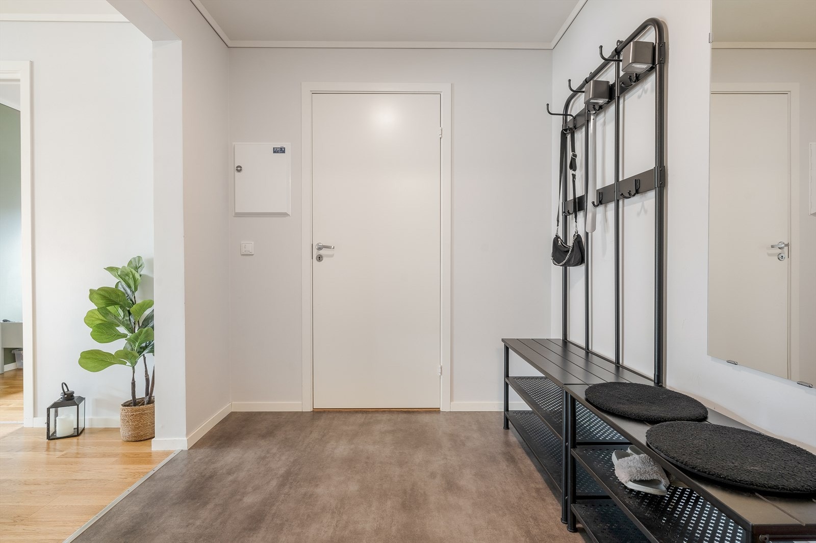 Entreen har god plass til sko og oppheng av yttertøy. Det er praktisk belegg på gulv.
Ved inngangspartiet har boligen en bod på 6 kvm i felles bodanlegg. Galleribilde